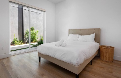 Chinatown Apartment | Modern Elegance: 4BR, 4BA + Outdoor Comfort