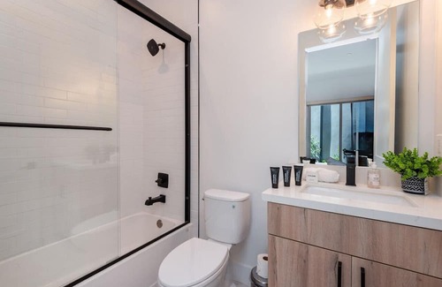 Chinatown Apartment | Modern Elegance: 4BR, 4BA + Outdoor Comfort