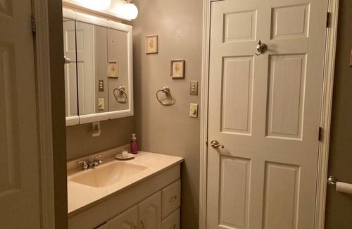 Saratoga Springs Cottage | Saratoga Racing Meet. Charming Cottage 3 miles to Track, Downtown and Shopping.