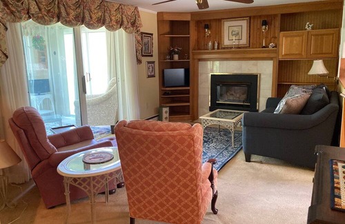 Saratoga Springs Cottage | Saratoga Racing Meet. Charming Cottage 3 miles to Track, Downtown and Shopping.