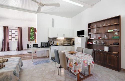 Colmeal Apartment | Studio Apartment 'Holiday Home Medronhal Faro' with Mountain View, Wi-Fi and Air Conditioning