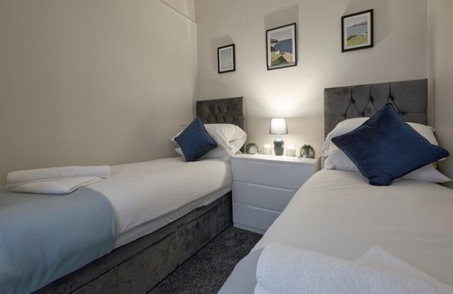 Cheadle Apartment | 7 Min To Airport | FREE Parking | 5 Beds