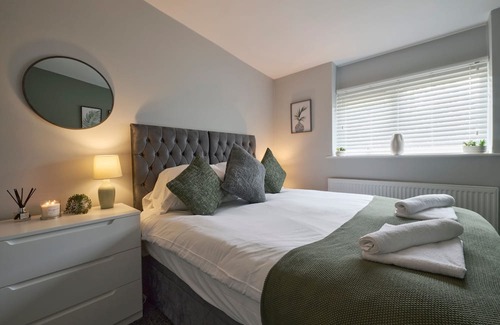 Cheadle Apartment | 7 Min To Airport | FREE Parking | 5 Beds