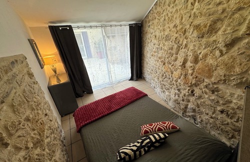 Limeyrat House | La Maison Bleue