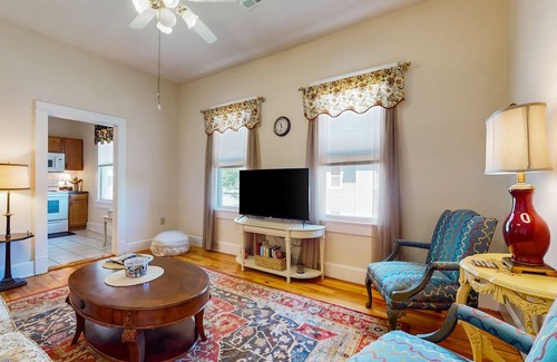 Maryville Condo | Cozy condo with private W/D, wifi + screened-in balcony
