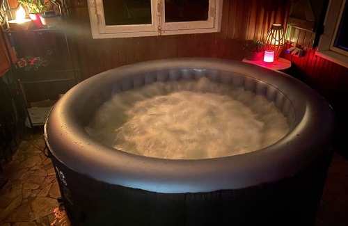 Saint-Vivien-de-Medoc House | Holiday Home 'Charmant Bungalow Atypique Avec Spa' with Private Terrace and Wi-Fi