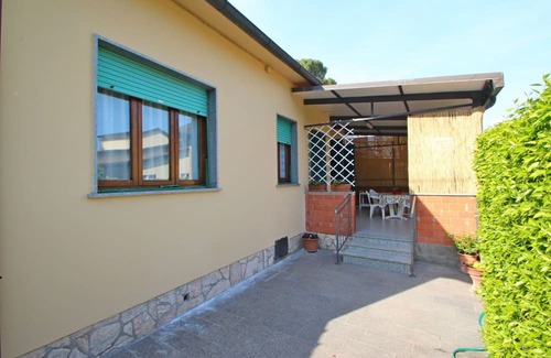Marina di Massa House | Beautiful private villa with WIFI, A/C, TV, terrace, pets allowed, parking, close to Forte Dei Marmi