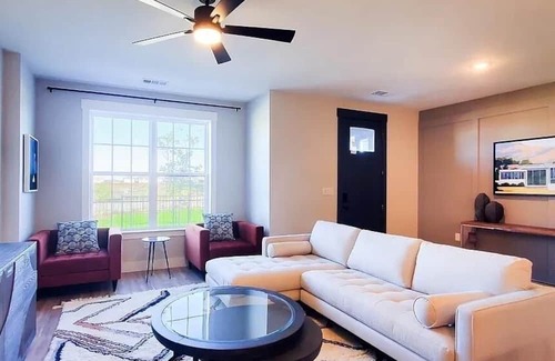 Princeton House | Loop, Newly Built Luxurious, Modern & Cozy Home