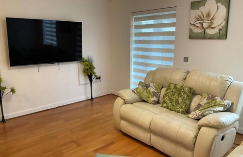 West Thurrock House | Exclusive 3 Bed House, free parking, Wi-Fi 5 mins from Lakeside Shopping Centre