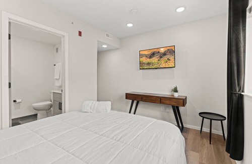Spruce Hill Apartment | 7 Minutes to Center City Philadelphia! Entire 3 Bedroom 3 Bathroom Apartment!