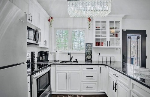 Jim Thorpe Ski Chalet | Escape to the serene Bear Creek Lakes in this meticulously maintained chalet