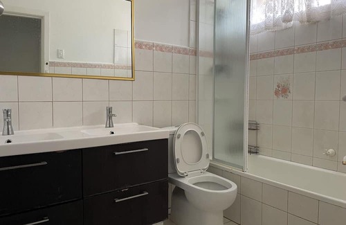 Bundoora House | A convenient and livable place for daily life（别墅大床双人间）