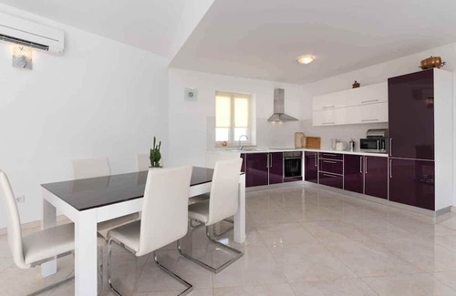 Nova Vas Villa | Villa with pool and air conditioning