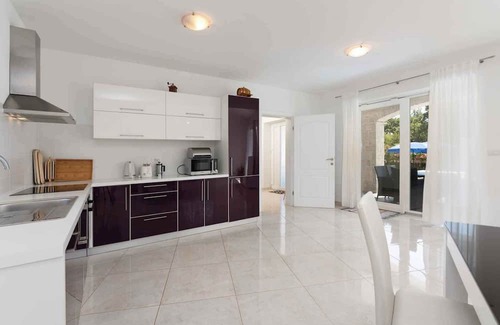 Nova Vas Villa | Villa with pool and air conditioning