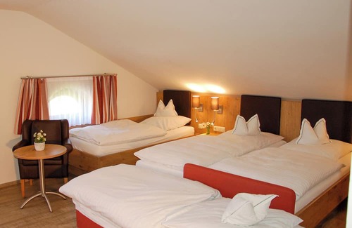 Fridolfing Apartment | Gemütliches Dreibettzimmer mit Dusche/wc, Minibar und Balkon