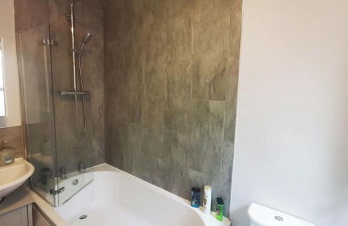Enfield Apartment | Large clean double room in a modern quiet house close to train station&bus stop