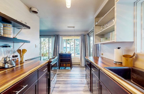 Anacortes House | Charming, ocean view retreat with washer/dryer & private beach access