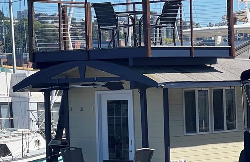 Seattle Boat Rental | Houseboat on Seattle's Lake Union