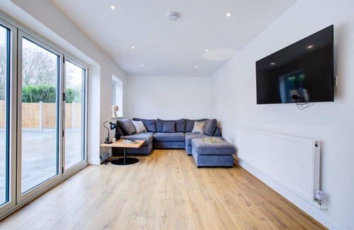 Brentwood House | Spacious Upstairs Bedroom Ensuite with FreeParking