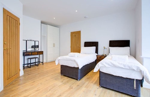 Brentwood House | Spacious Bedroom Ensuite in Brentwood Free Parking