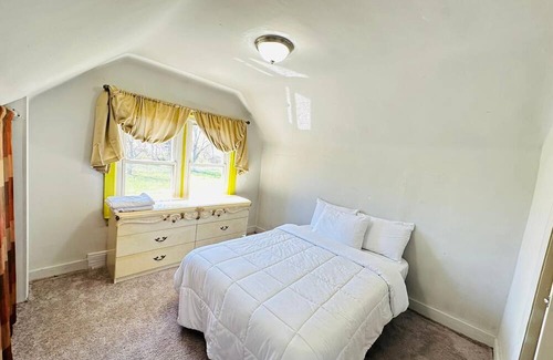 Wayne County House | Cozy Room 1 on Drake Haven