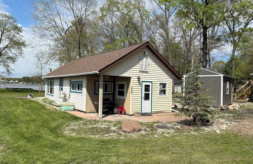 Fremont Cottage | Lake Front Cottage with a beautiful park like setting!