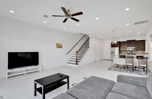Astrodome House | Centrally Located Tx Medical Center - Walk To Nrg! 2 Bedroom Townhouse by RedAwning