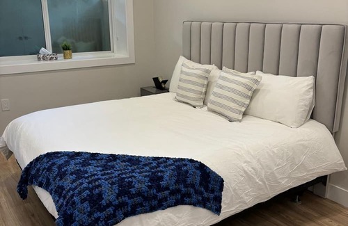 Lower Lonsdale House | 2BR 2BATH North Van Guesthouse