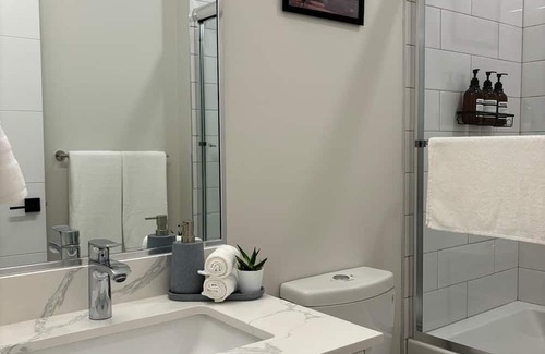 Lower Lonsdale House | 2BR 2BATH North Van Guesthouse