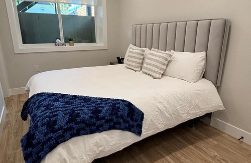 Lower Lonsdale House | 2BR 2BATH North Van Guesthouse