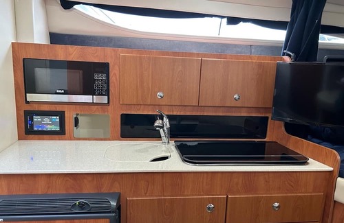 Richmond City Centre Boat Rental | 5 minutes to YVR, 30 minutes to downtown. Stay cozy on a boat!