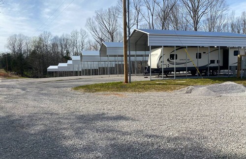 Frogue RV Rental | RV Campground located just 1 mile away from Dale Hollow Lake State Park.