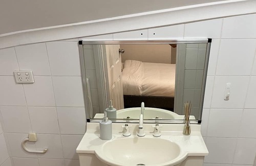 Alexandria House | Queen Room At Sydney City Stays