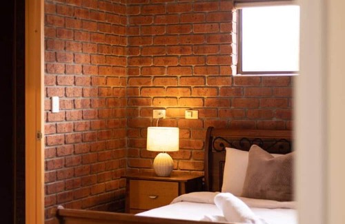 Robertson House | 1 Bedroom Comfy Unit Sleep 3 close to mall and bus