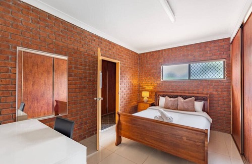 Robertson House | 1 Bedroom Comfy Unit Sleep 3 close to mall and bus
