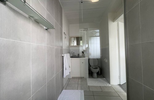 Greater Johannesburg Metropolitan Area Cottage | Beautiful Flat in the heart of Bryanston with Backup power, Wi-Fi and Netflix