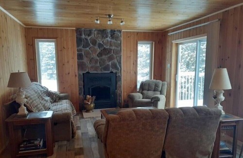 Alleyn-et-Cawood House | Lakeside family getaway, 1 hr from Ottawa-Gatineau