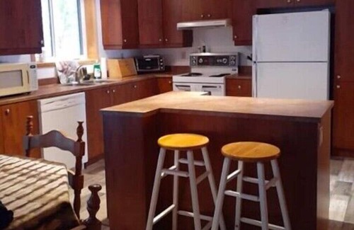 Alleyn-et-Cawood House | Lakeside family getaway, 1 hr from Ottawa-Gatineau