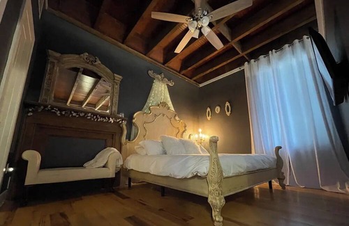 Abbeville House | The Uptown, 2 room king suite on historic square