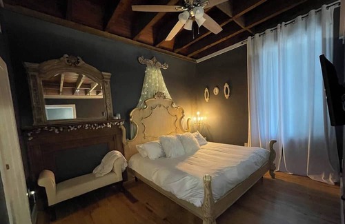 Abbeville House | The Uptown, 2 room king suite on historic square