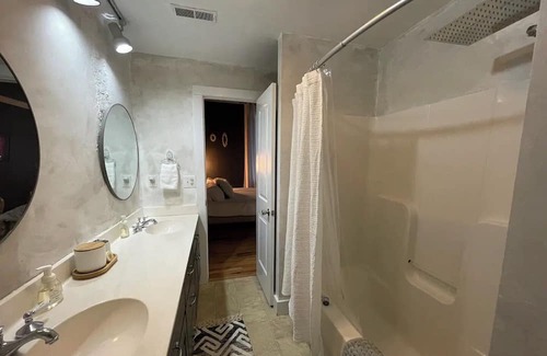 Abbeville House | The Uptown, 2 room king suite on historic square