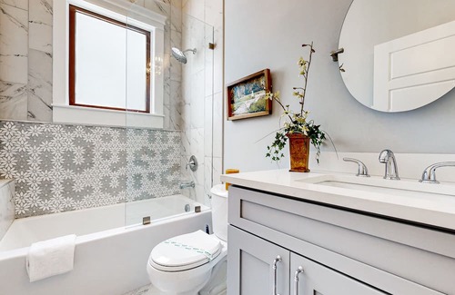 Metropolitan House | Dog-friendly duplex with front porch, fenced yard & walkable location