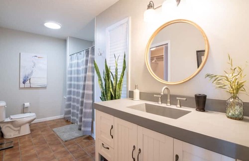 Sunnyland House | SUNSET LODGE - Spacious 3BD with Beachfront Views