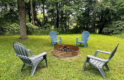 Lake Cabin | Bear Lake Retreat a cozy cabin situated walking distance to Private Bear Lake.