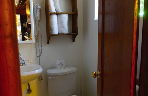 Crestline Cabin | Cozy Corner Cabin in Beautiful Crestline Ca. Walking Distance from Lake Gregory