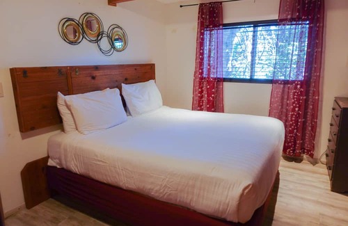 Crestline Cabin | Cozy Corner Cabin in Beautiful Crestline Ca. Walking Distance from Lake Gregory