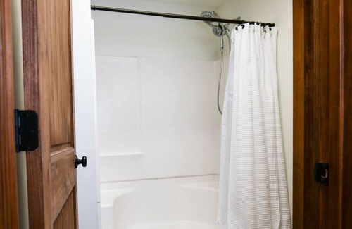 Clarkesville Apartment | Cozy little getaway at the lake