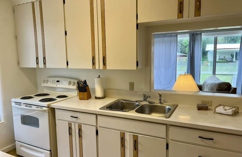 Holly Hill House | Spacious 2/2 House Near River