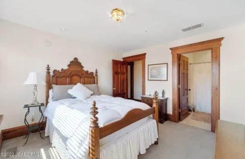 Fulton House | This edifice is stunning, historic and absolutely in a cool state . It has pool.