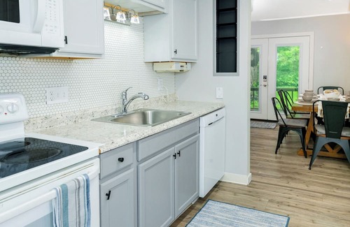 Bloomington House | 2 mins to IU sports & Griffy Lake! Ranch retreat w/game room. Pet-friendly!
